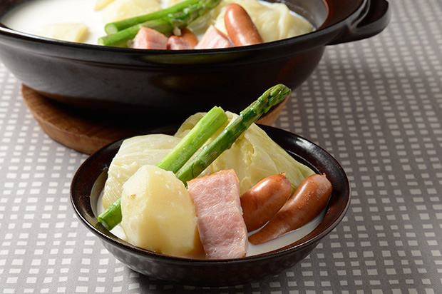 春野菜とベーコンのミルクポトフ